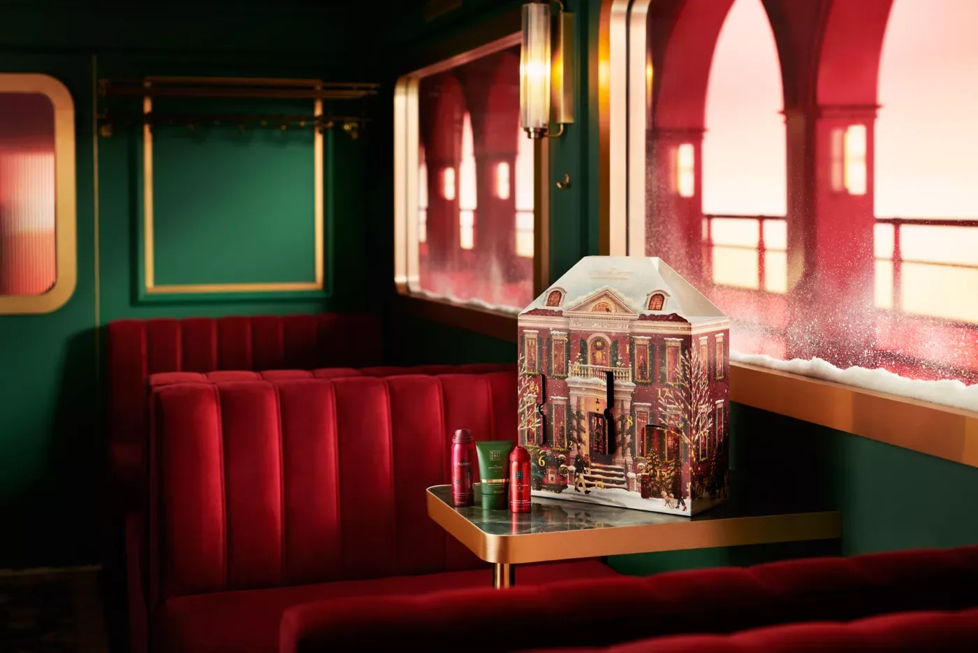 Rituals Classic Adventskalender 2026 als aufgestelltes Pop-up-Stadthaus mit geöffneten Türchen