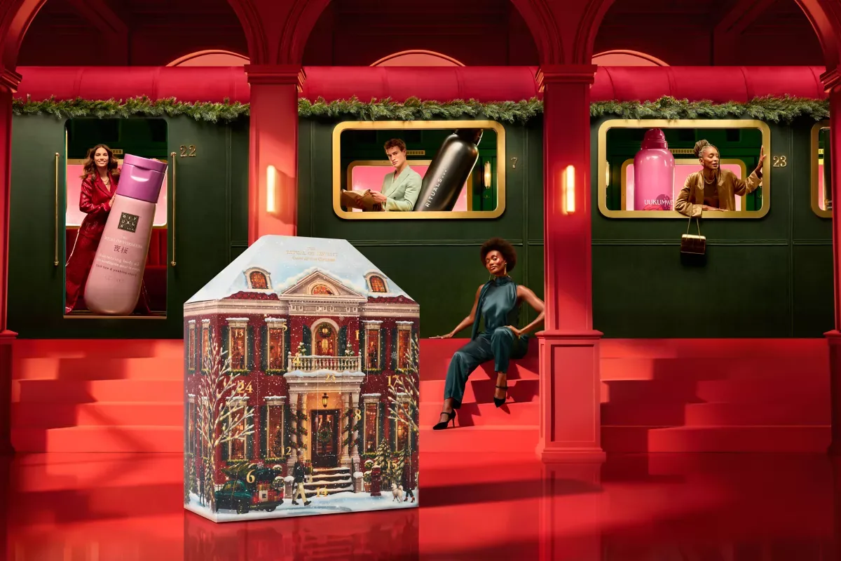 Rituals Classic Adventskalender 2026 in weihnachtlicher Wohnzimmer-Dekoration