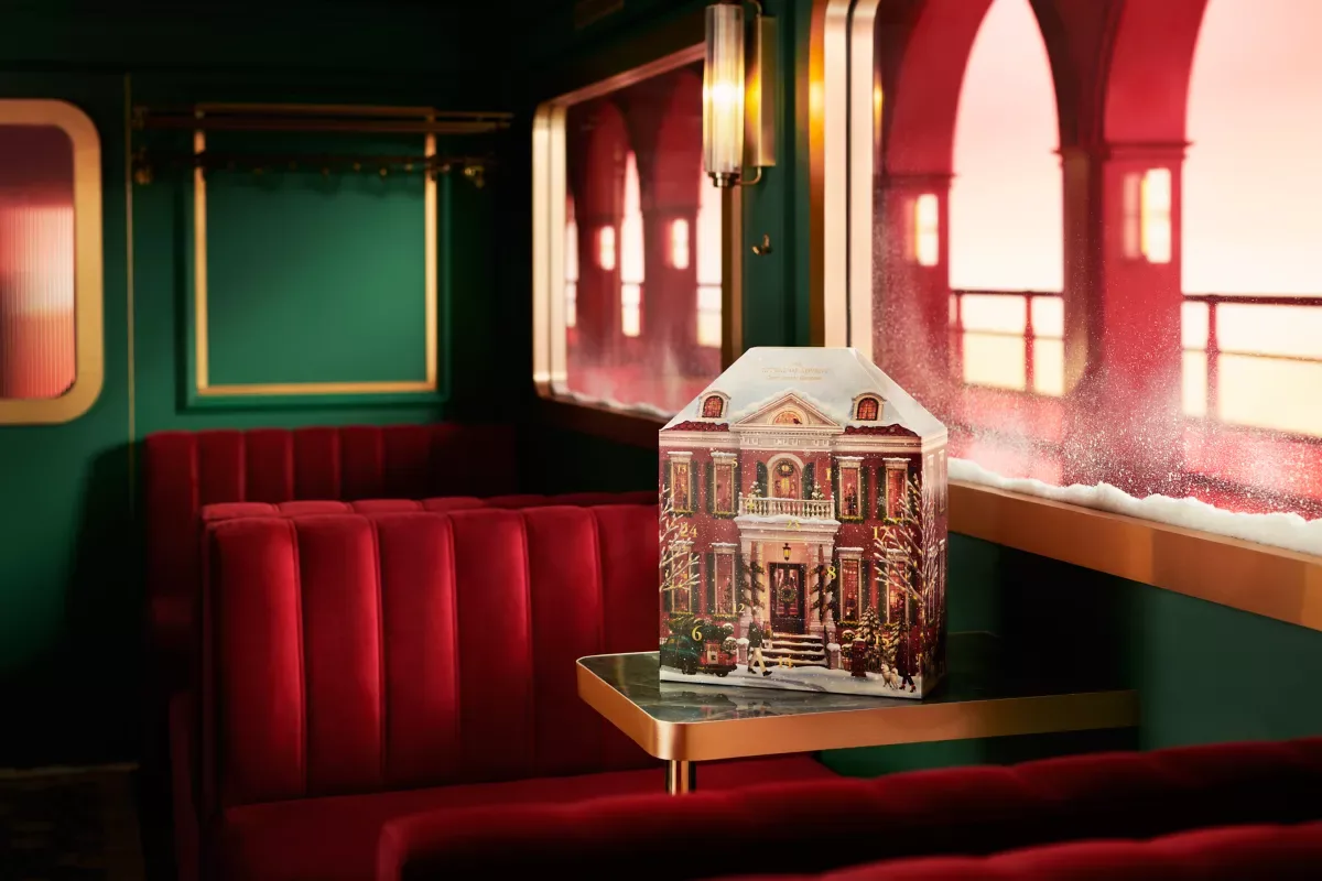 Rituals Classic Adventskalender 2026 als aufstellbares Pop-up-Stadthaus mit 24 Türchen