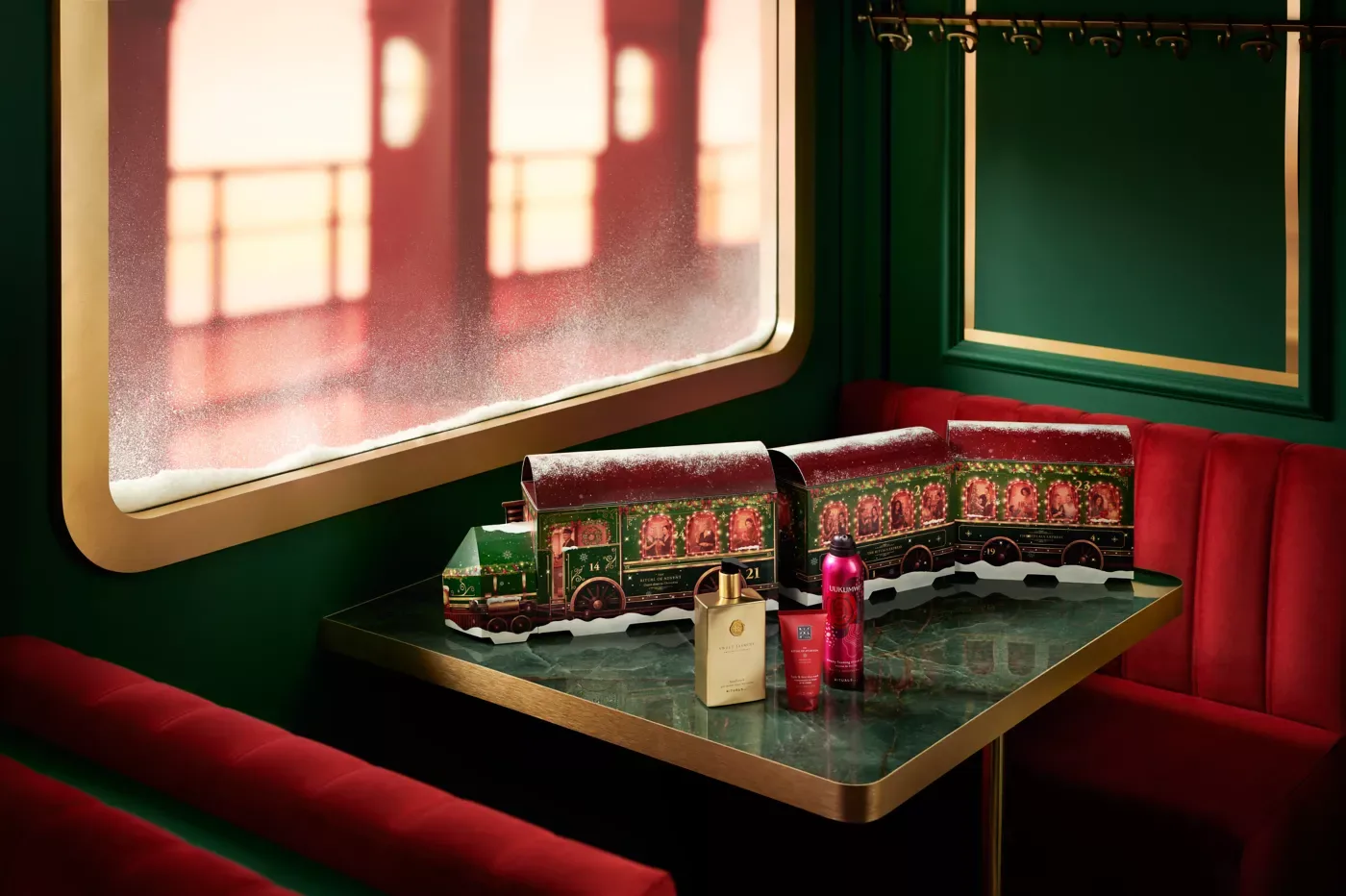 Rituals Premium Adventskalender 2026 im Zug-Design Rituals Express aufgestellt